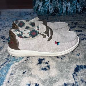 Women’s size 6 hey dudes